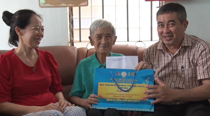 Xã Diên Khánh: Thăm, tặng quà cho 45 gia đình chính sách tiêu biểu