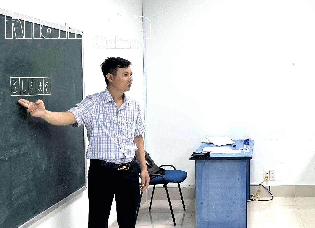 Giảng viên giảng dạy tiếng Nhật. 