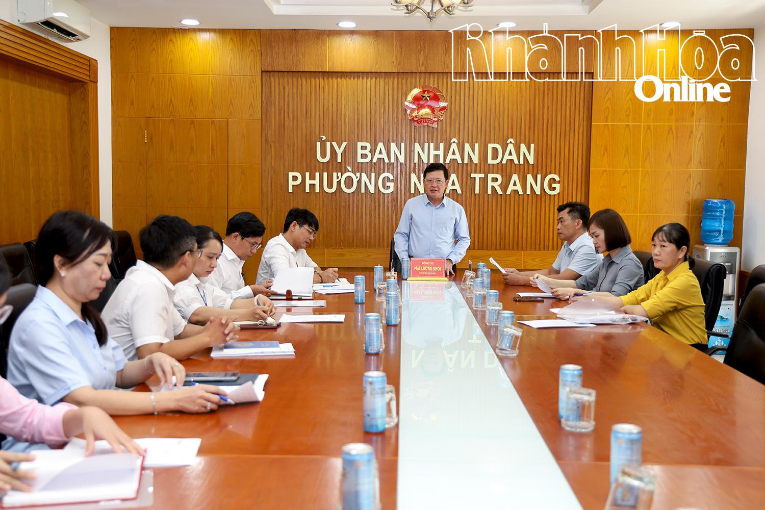 Thứ trưởng Bộ Tư pháp Mai Lương Khôi làm việc tại UBND phường Nha Trang.