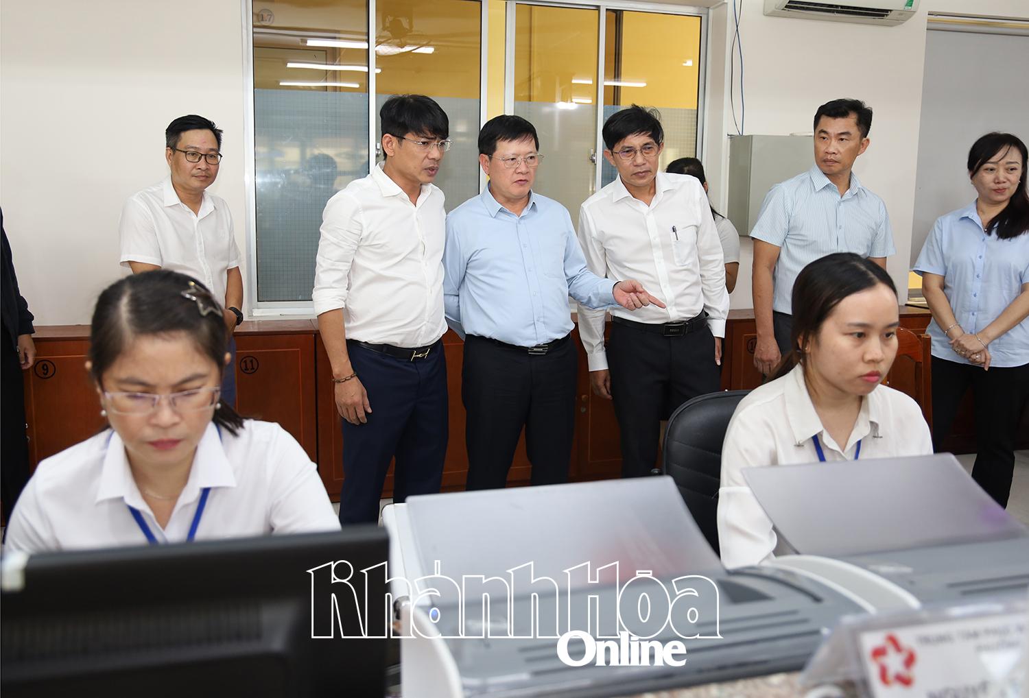 Thứ trưởng Bộ Tư pháp Mai Lương Khôi nắm tình hình tại Trung tâm Phục vụ hành chính công phường Nha Trang. 