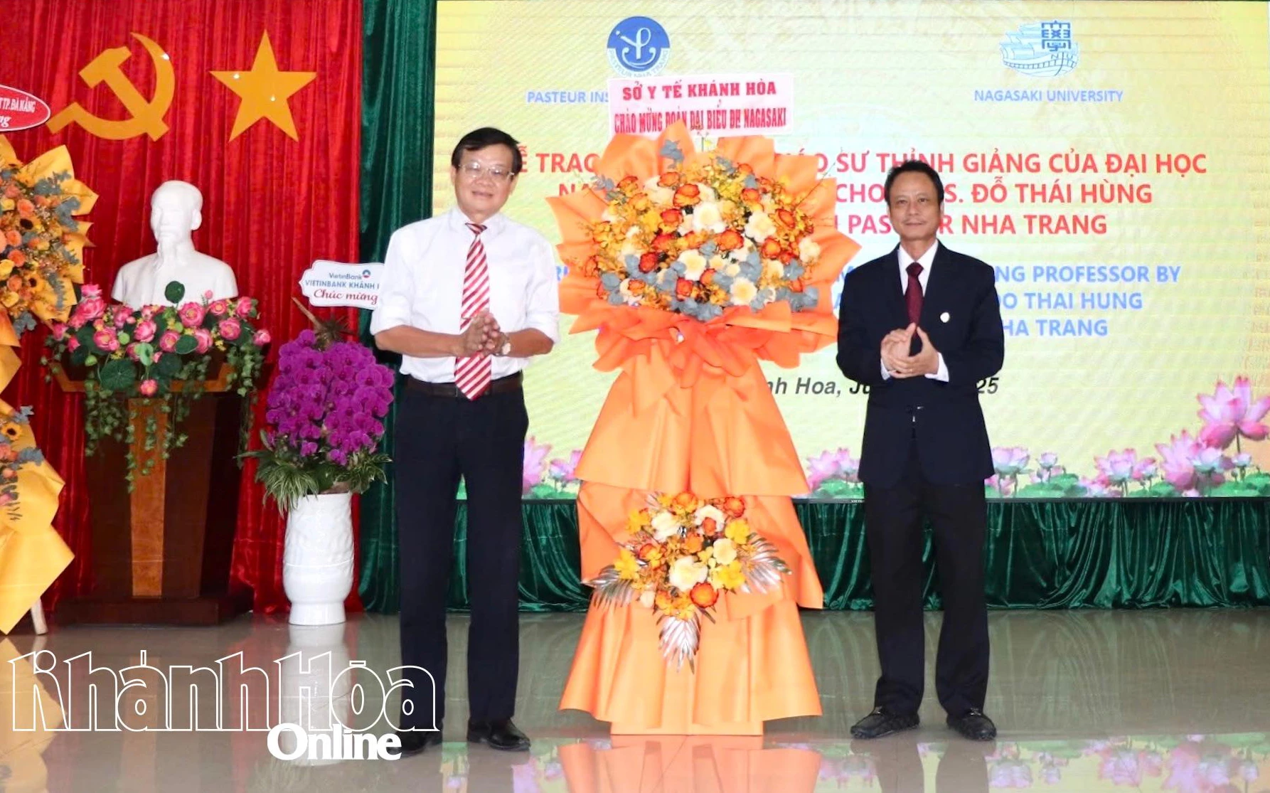 Lãnh đạo Sở Y tế tặng hoa chúc mừng Tiến sĩ, bác sĩ Đỗ Thái Hùng.