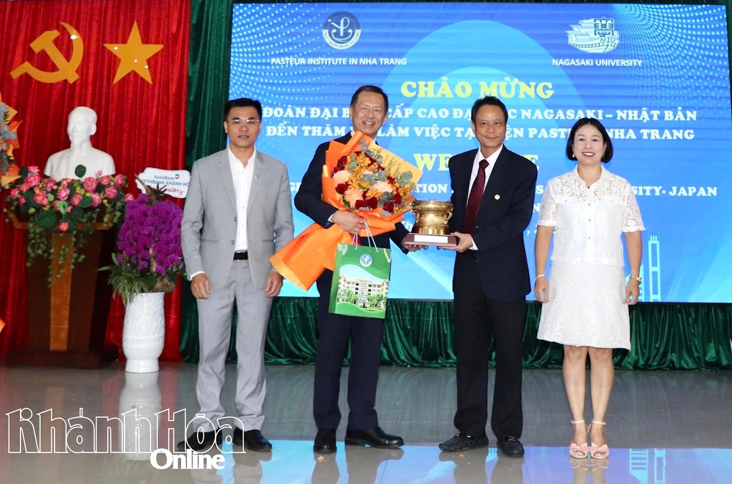 Lãnh đạo Viện Pasteur Nha Trang tặng hoa và biểu trưng cảm ơn Chủ tịch Đại học Nagasaki.