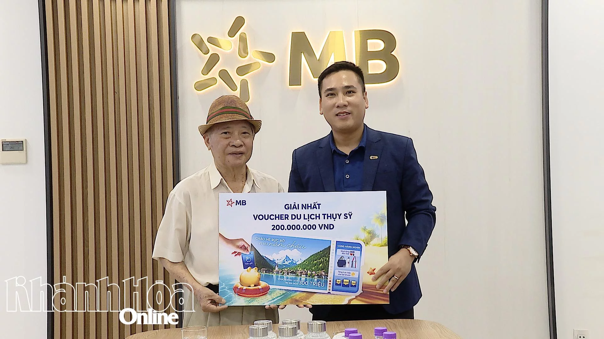 Lãnh  đạo MB Khánh Hòa đã trao giải Nhất là voucher du lịch Thụy Sỹ dành cho 2 người, trị giá 200 triệu đồng cho ông Nguyễn Tuân (số 22 Trần Quang Khải, phường Nha Trang, tỉnh Khánh Hòa).