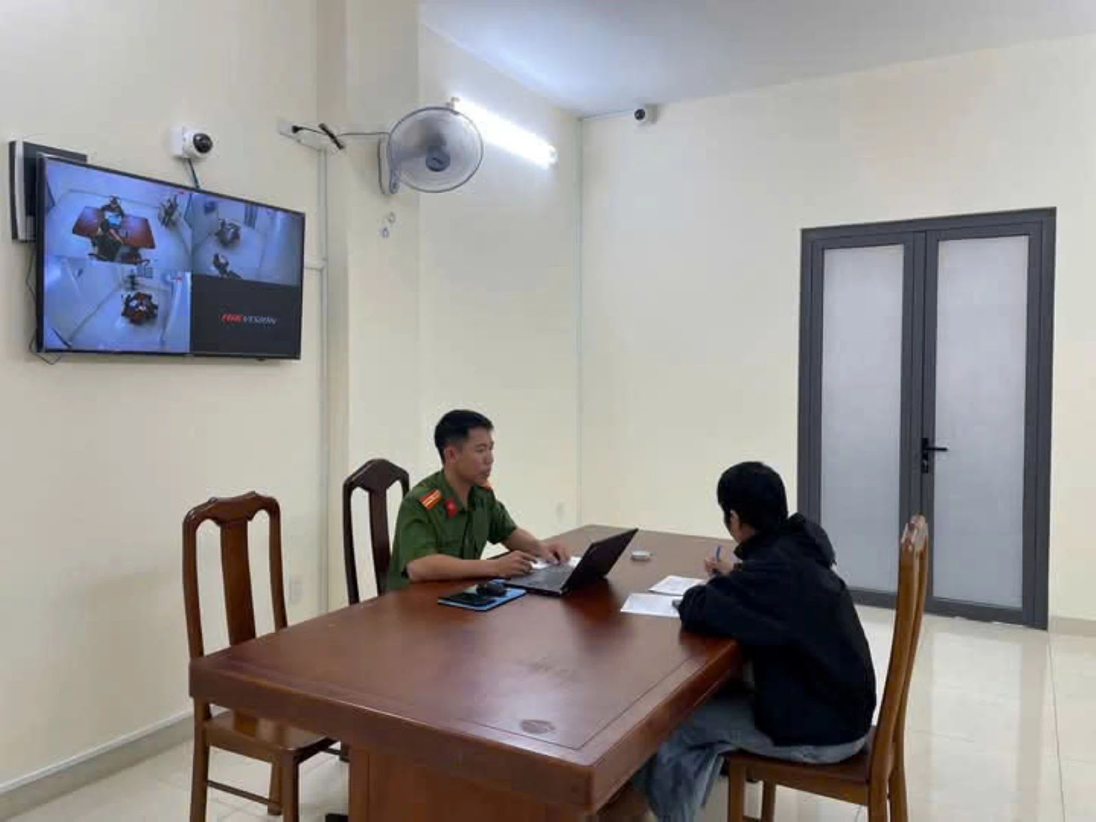 Cơ quan Cảnh sát điều tra Công an tỉnh Khánh Hòa làm việc với bà Lê Thị Thu Hòa