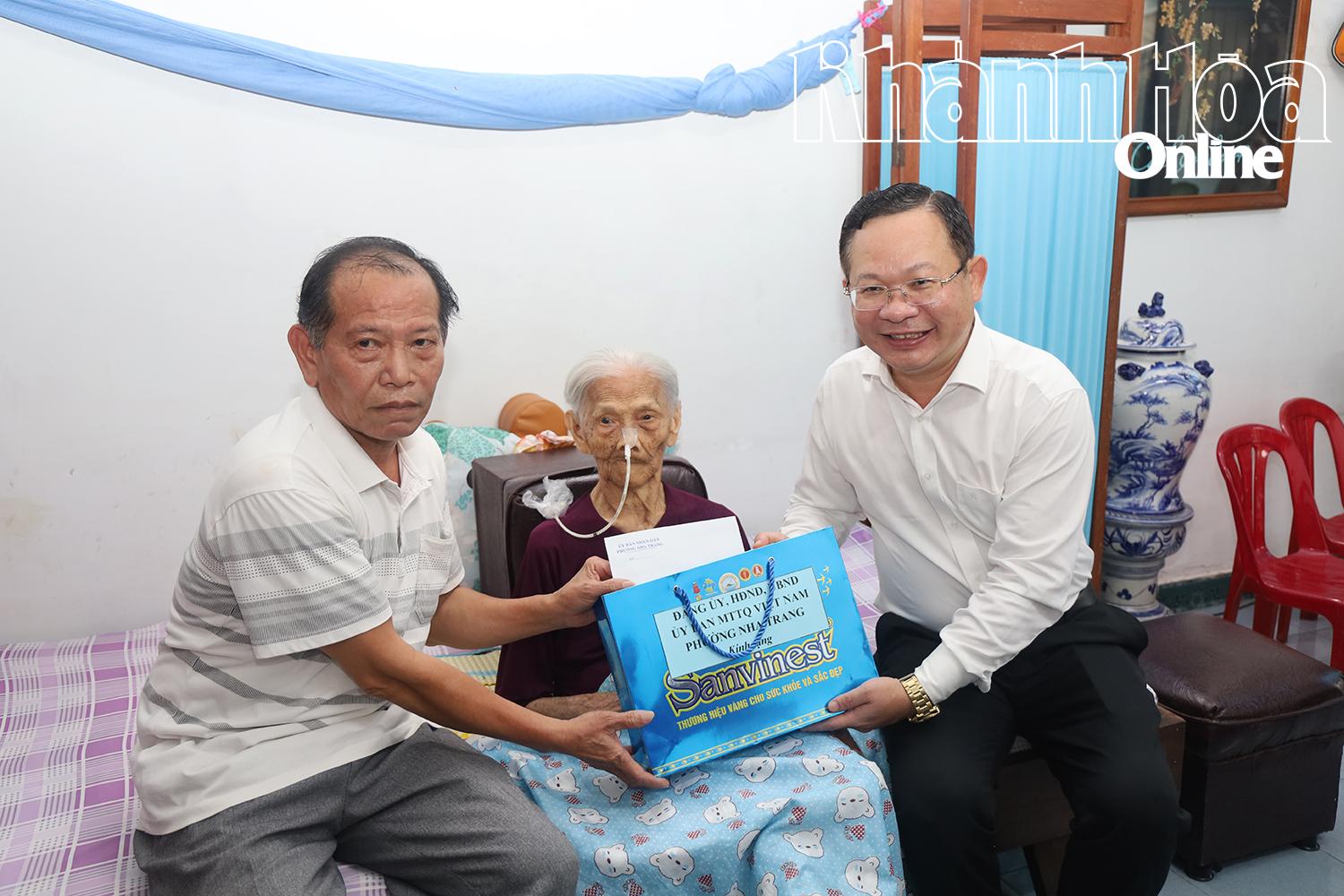 Đồng chí Lưu Thành Nhân – Phó Bí thư Thường trực Đảng ủy, Chủ nhiệm Ủy ban Kiểm tra Đảng ủy phường thăm, tặng quà Bà mẹ Việt Nam Anh hùng Đặng Thị Bích.