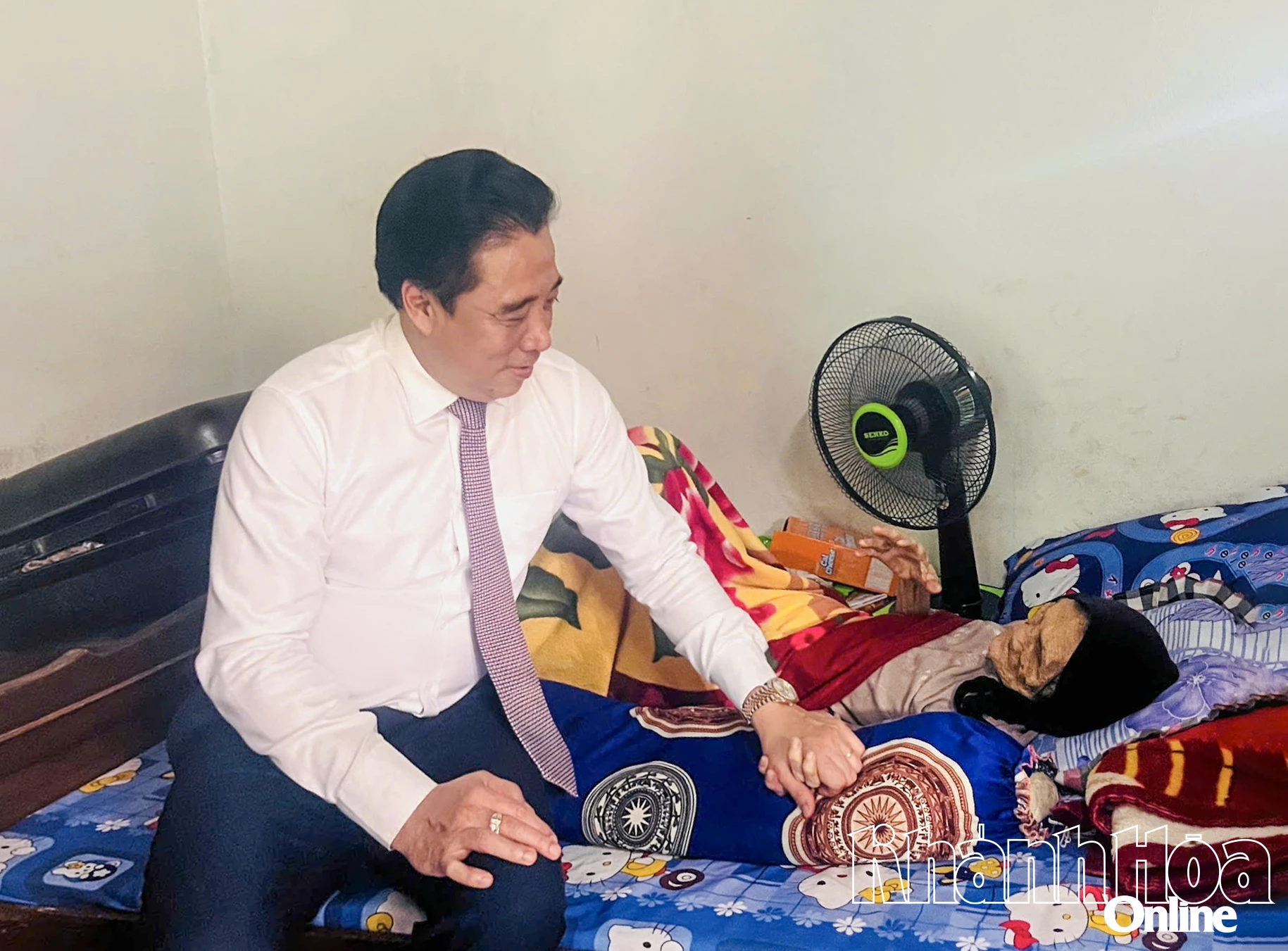 Lãnh đạo tỉnh ân cần thăm hỏi sức khỏe Mẹ Việt Nam anh hùng Lê Thị Dốc.