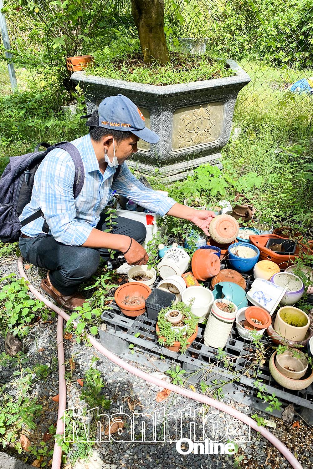 Cán bộ Trung tâm Kiểm soát bệnh tật tỉnh úp, đổ nước&nbsp;các dụng cụ chứa nước ở nhà hộ dân để&nbsp;ngăn muỗi đẻ trứng.&nbsp;