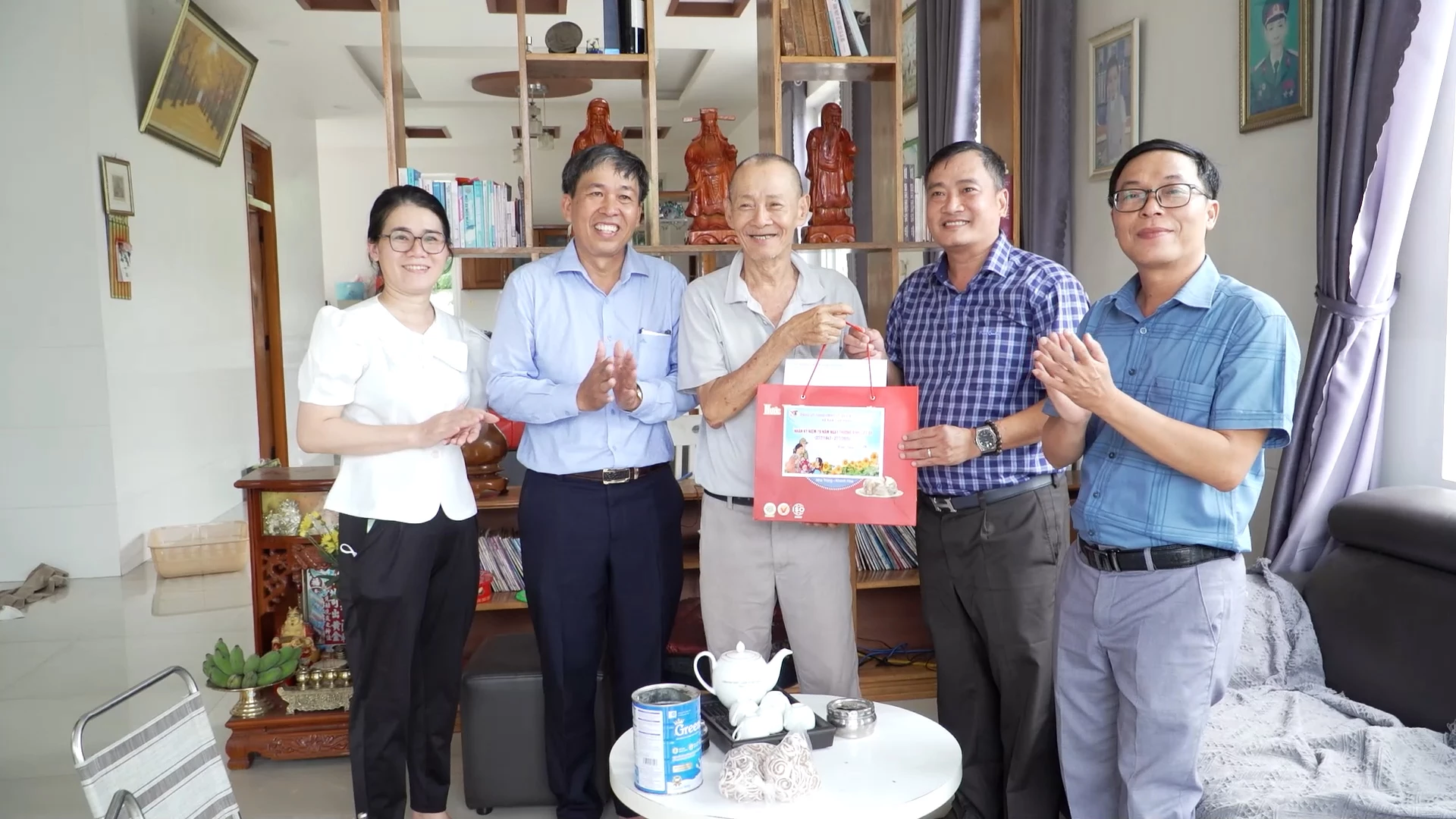 Lãnh đạo xã tặng quà cho gia đình chính sách.