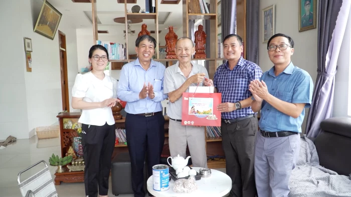 Xã Nam Cam Ranh: Thăm, tặng quà gia đình người có công với cách mạng