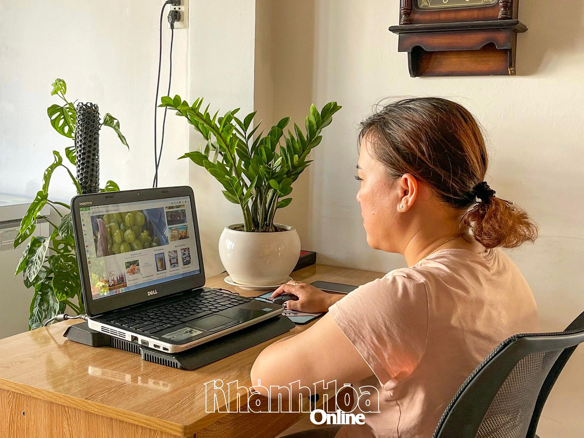 Người tiêu dùng chọn mua sản phẩm trên sàn thương mại điện tử.