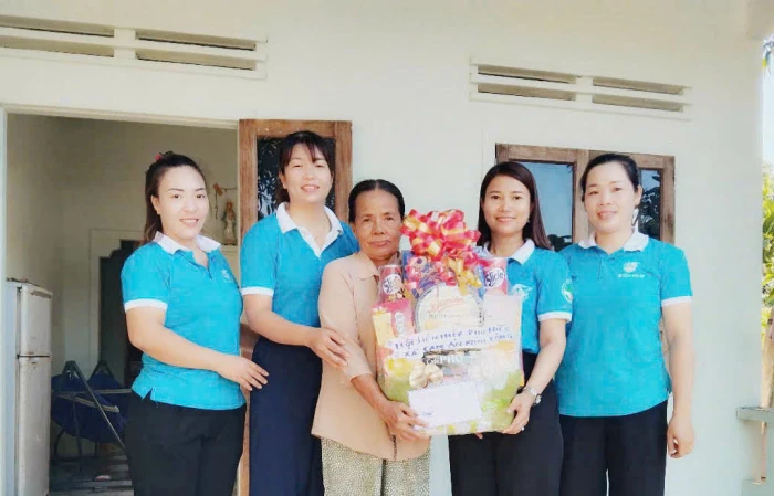Hội Liên hiệp Phụ nữ xã Cam An thăm, tặng quà 3 nữ thương binh, người có công với cách mạng