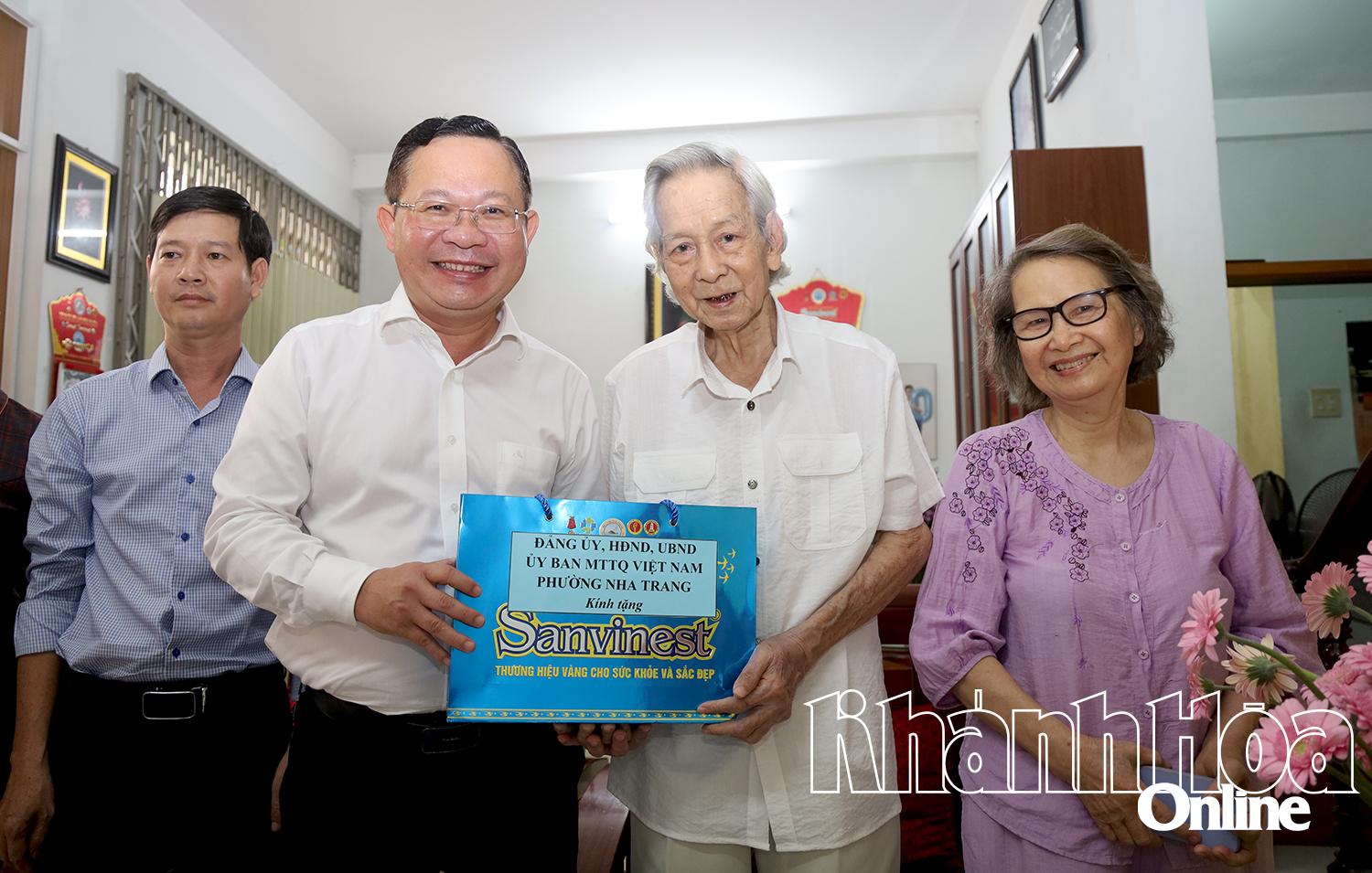 Đồng chí Lưu Thành Nhân – Phó Bí thư Thường trực Đảng ủy, Chủ nhiệm Ủy ban Kiểm tra Đảng ủy phường thăm, tặng quà ông Nguyễn Văn Chấp.