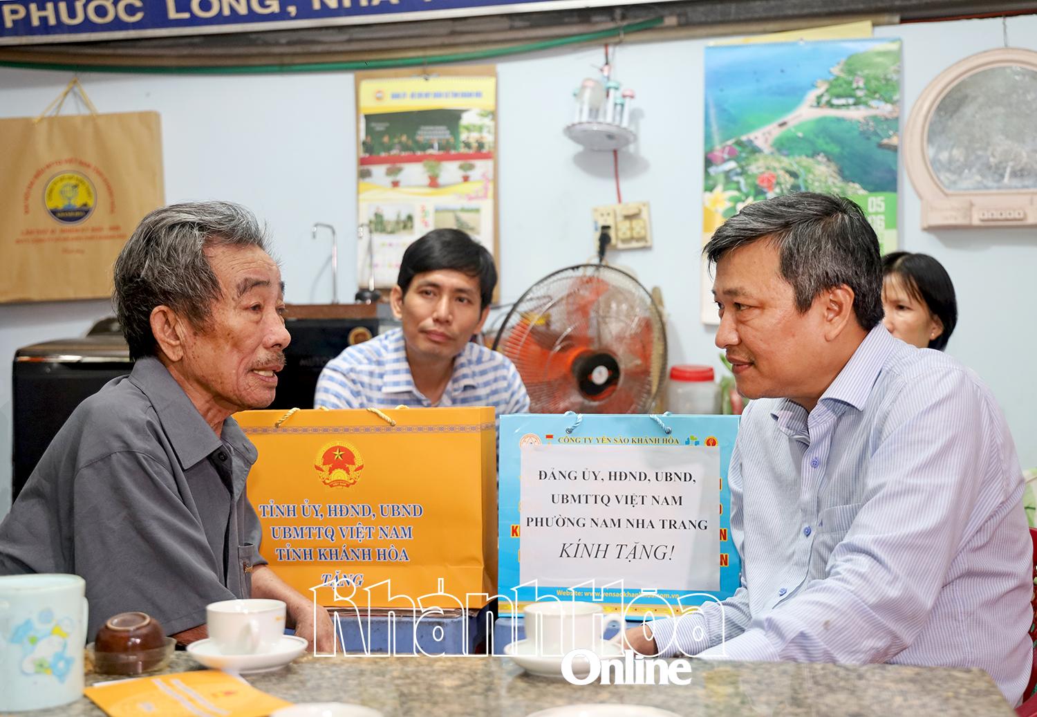 Đồng chí Trần Nam Bình - Bí thư Đảng ủy, Chủ tịch HĐND phường thăm, tặng quà Anh hùng Lực lượng vũ trang Nguyễn Đức Quân.