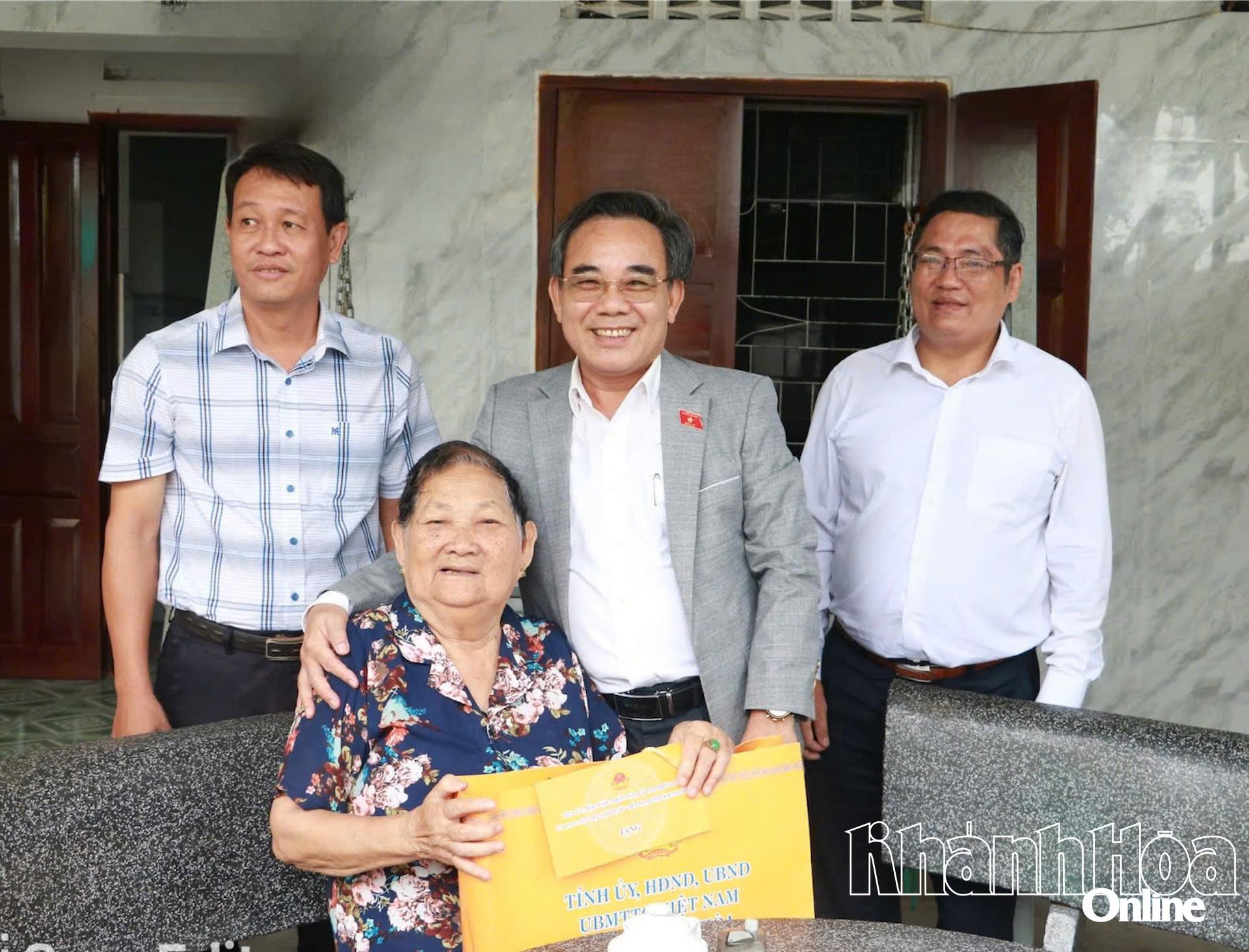 Ông Lê Hữu Trí thăm và tặng quà gia đình bà Đinh Thị Tình.