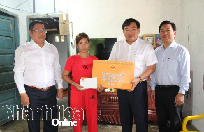 Phó Chủ tịch UBND tỉnh Trịnh Minh Hoàng thăm, tặng quà các gia đình chính sách 