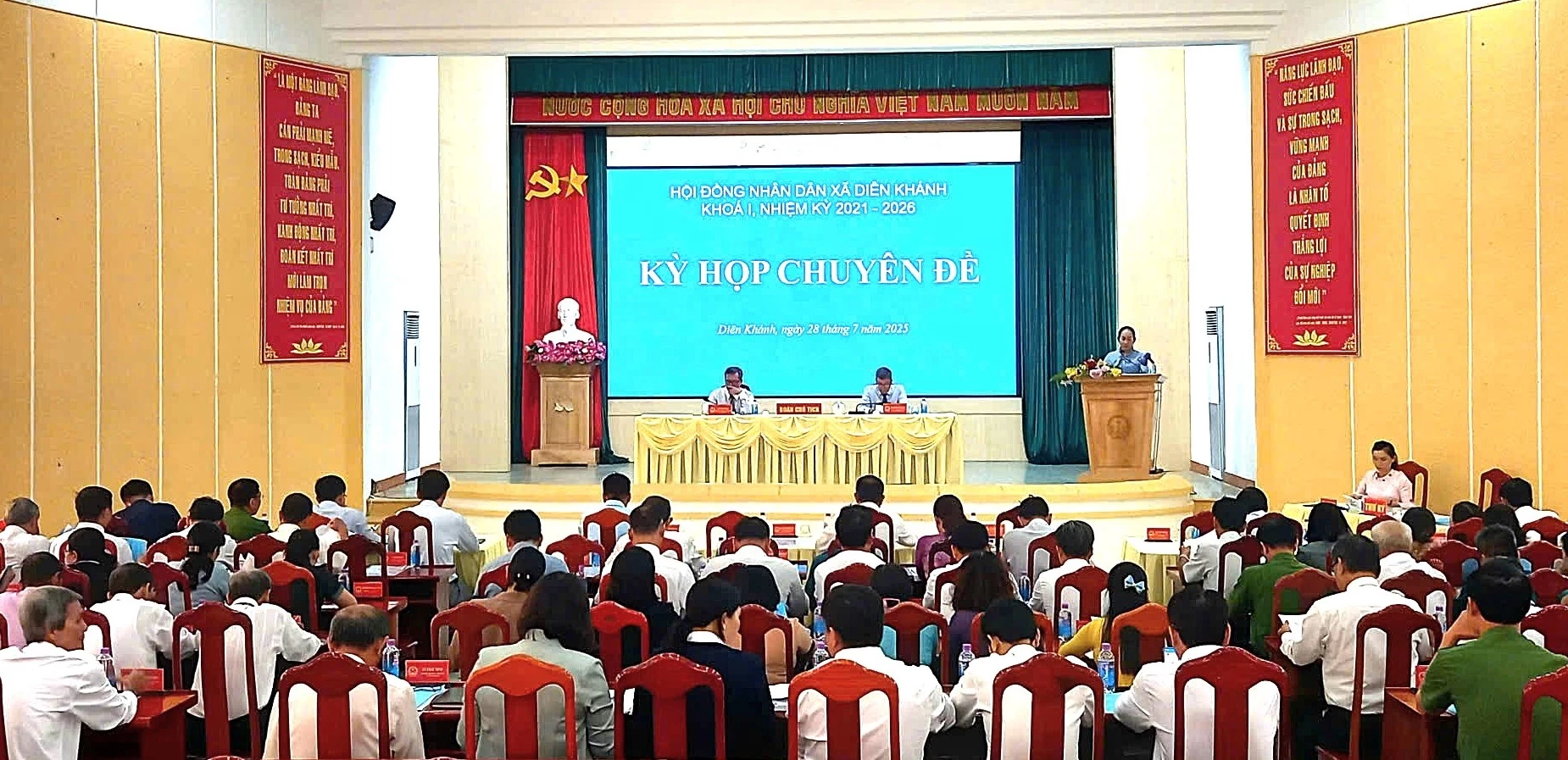 Quang cảnh kỳ họp.