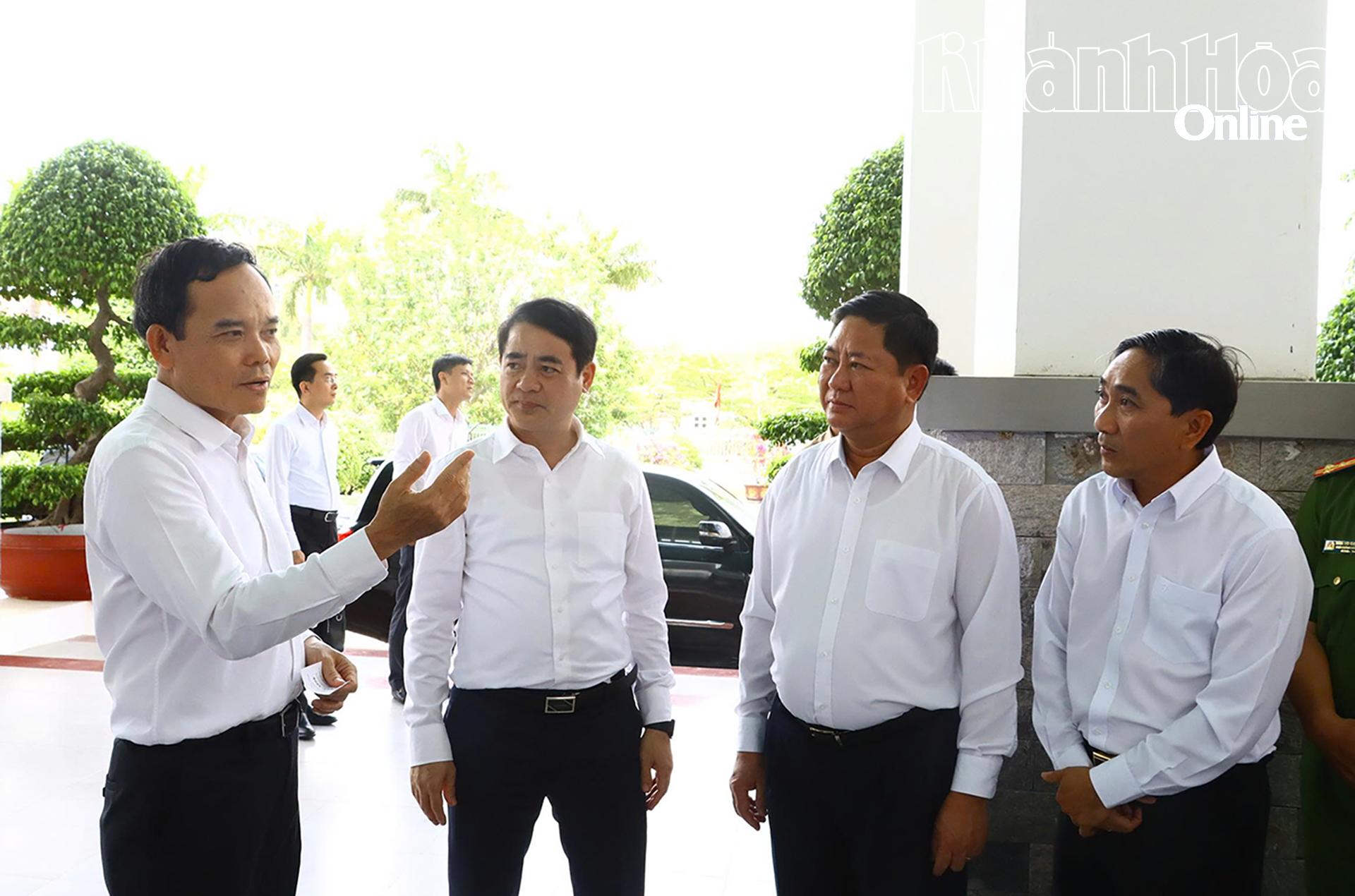 Trưởng Ban Chính sách, chiến lược Trung ương Trần Lưu Quang và các vị lãnh đạo tỉnh trao đổi với lãnh đạo xã Thuận Bắc. Ảnh: Anh Tuấn