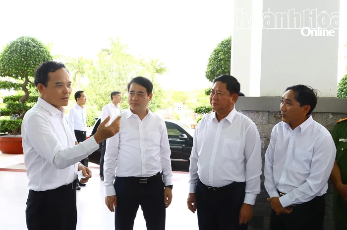 Trưởng Ban Chính sách, chiến lược Trung ương Trần Lưu Quang thăm Trung tâm Phục vụ hành chính công xã Thuận Bắc