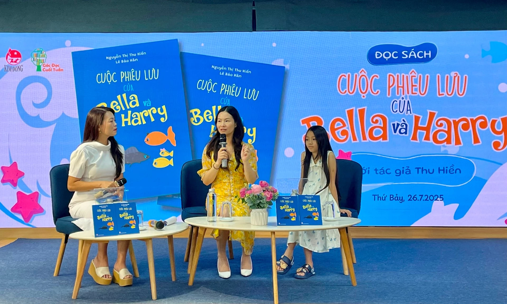 Tác giả Nguyễn Thị Thu Hiền và con gái Lê Bảo Hân giao lưu cùng độc giả. Ảnh: Thụy Du