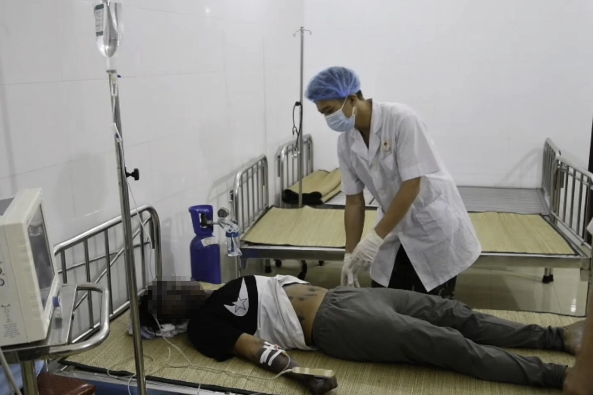 Các y, bác sĩ khám, điều trị cho ngư dân.