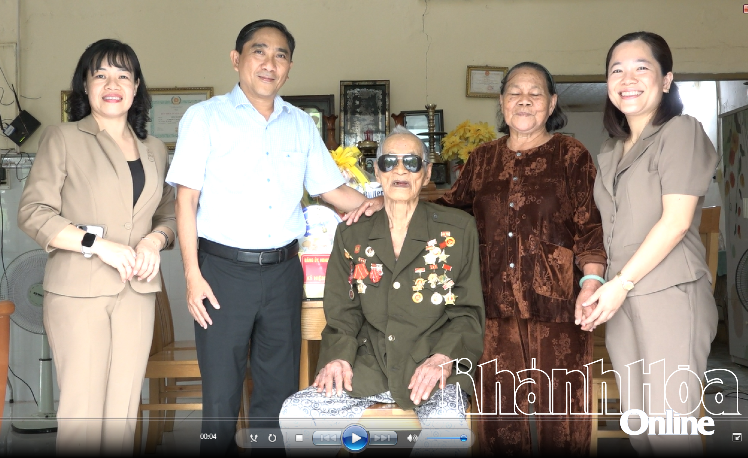 Lãnh đạo xã thăm, tặng quà cho ông Đinh Thành Hiệp - cán bộ kháng chiến qua 2 thời kỳ.