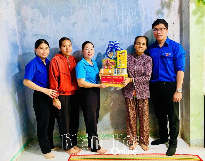 Đoàn xã Thuận Bắc thăm, tặng quà gia đình chính sách, người có công với cách mạng