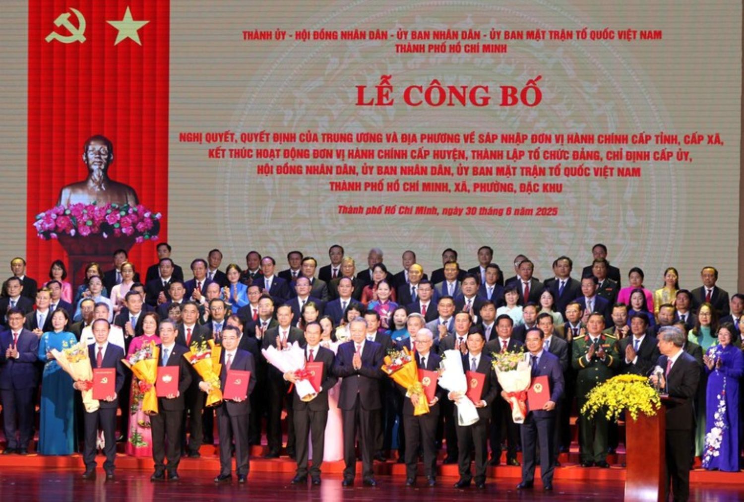 Lễ công bố các nghị quyết, quyết định của Trung ương và địa phương về sáp nhập đơn vị hành chính, thành lập tổ chức đảng, chỉ định cấp ủy, HĐND, UBND, UBMTTQ Việt Nam tỉnh, thành phố, xã, phường, đặc khu diễn ra vào ngày 30-6-2025 tại TP. Hồ Chí Minh. Ảnh VGP