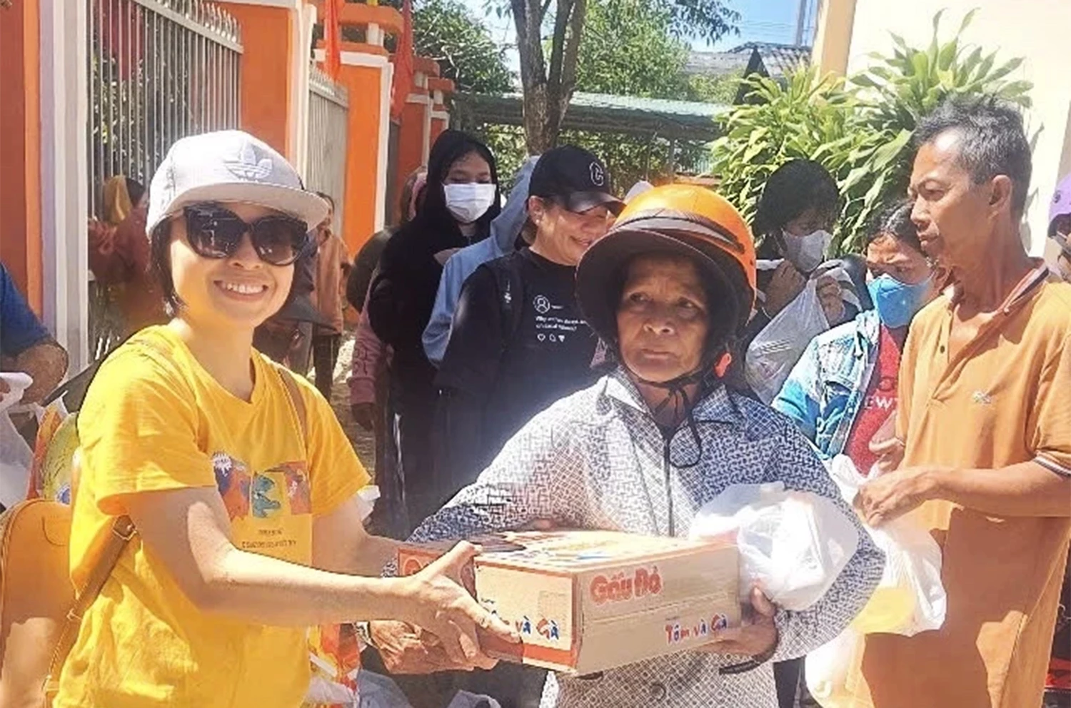 Mạnh thường quân tặng quà cho phụ nữ xã Khánh Vĩnh.