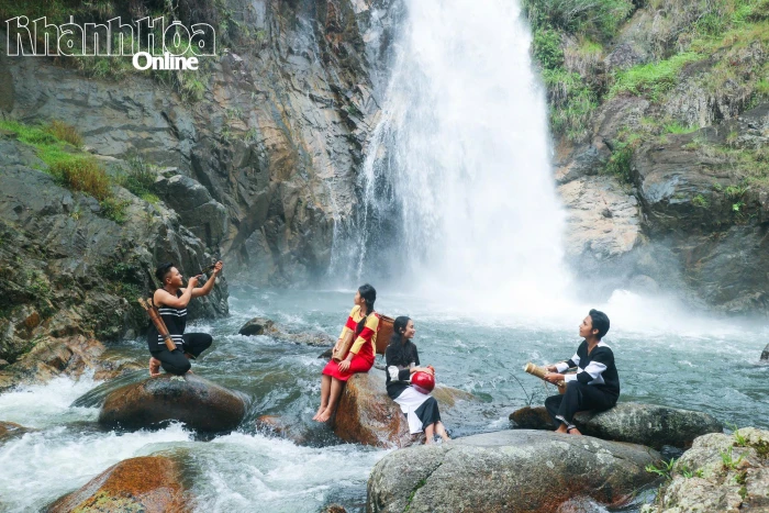 Tạp chí du lịch quốc tế giới thiệu Thác Tà Gụ - Hòn Dung: tuyệt cảnh giữa đại ngàn