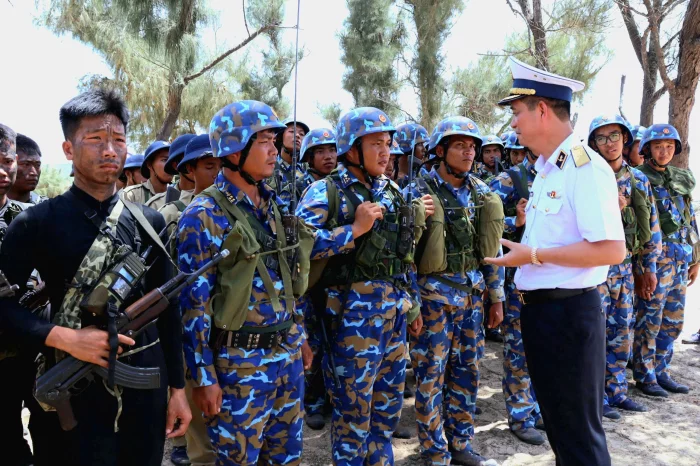 Chính ủy Quân chủng Hải quân kiểm tra, động viên lực lượng huấn luyện dã ngoại của Lữ đoàn 101