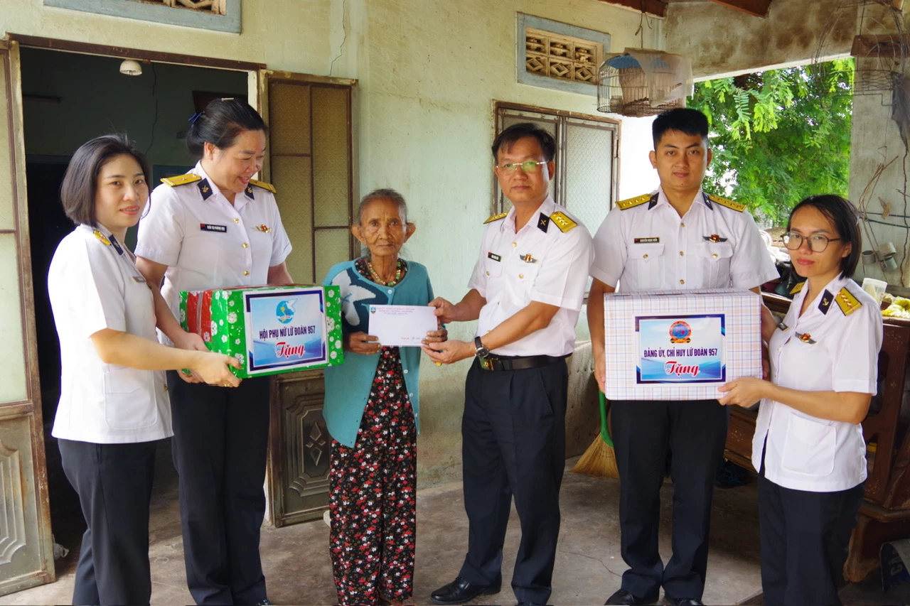 Thượng tá Hàn Xuân Lâm, Phó Chính ủy Lữ đoàn 957 trao quà cho một gia đình chính sách ở xã Nam Cam Ranh