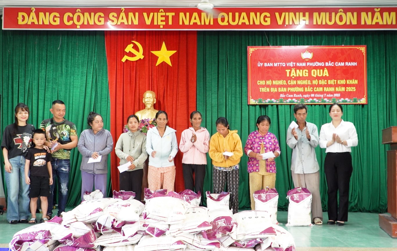 UBMTTQ Việt Nam phường Bắc Cam Ranh trao 40 suất quà cho hộ nghèo, cận nghèo