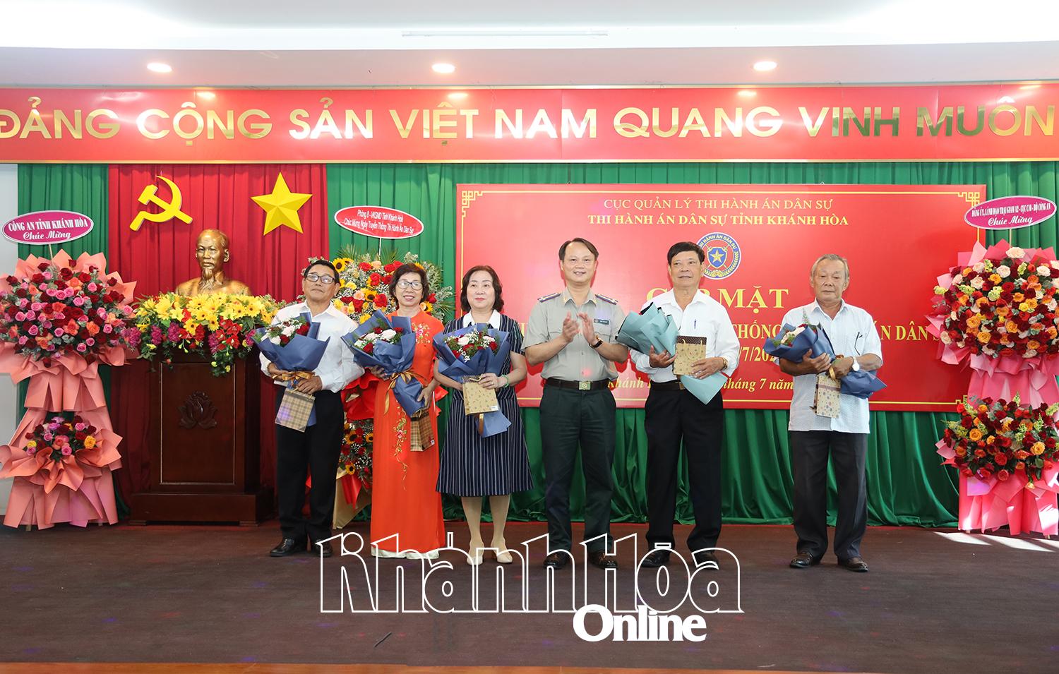 Lãnh đạo Thi hành án dân sự tỉnh tặng quà tri ân các đồng chí nguyên lãnh đạo Thi hành án dân sự tỉnh Khánh Hòa và tỉnh Ninh Thuận. 