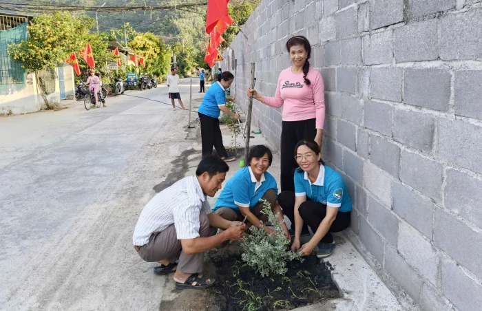 Thực hiện công trình “Tuyến đường hoa” chào mừng Đại hội đại biểu Đảng bộ phường