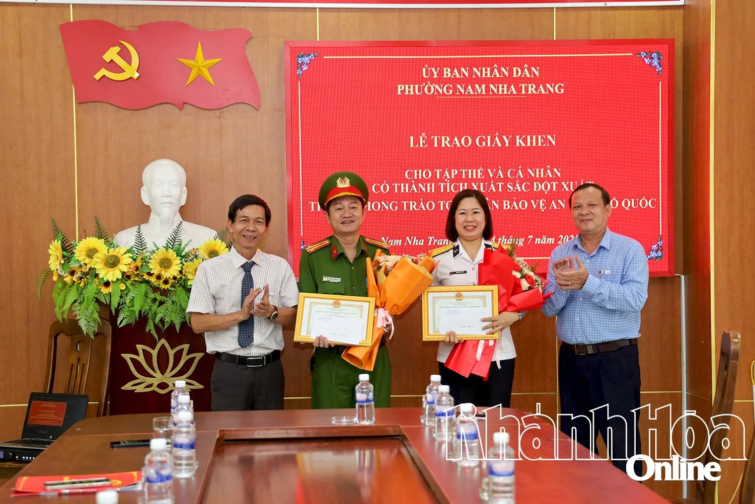 Lãnh đạo phường Nam Nha Trang trao tặng giấy khen và chúc mừng Tổ Cảnh sát phòng, chống tội phạm, Công an phường Nam Nha Trang, bà Nguyễn Thị Yến. 