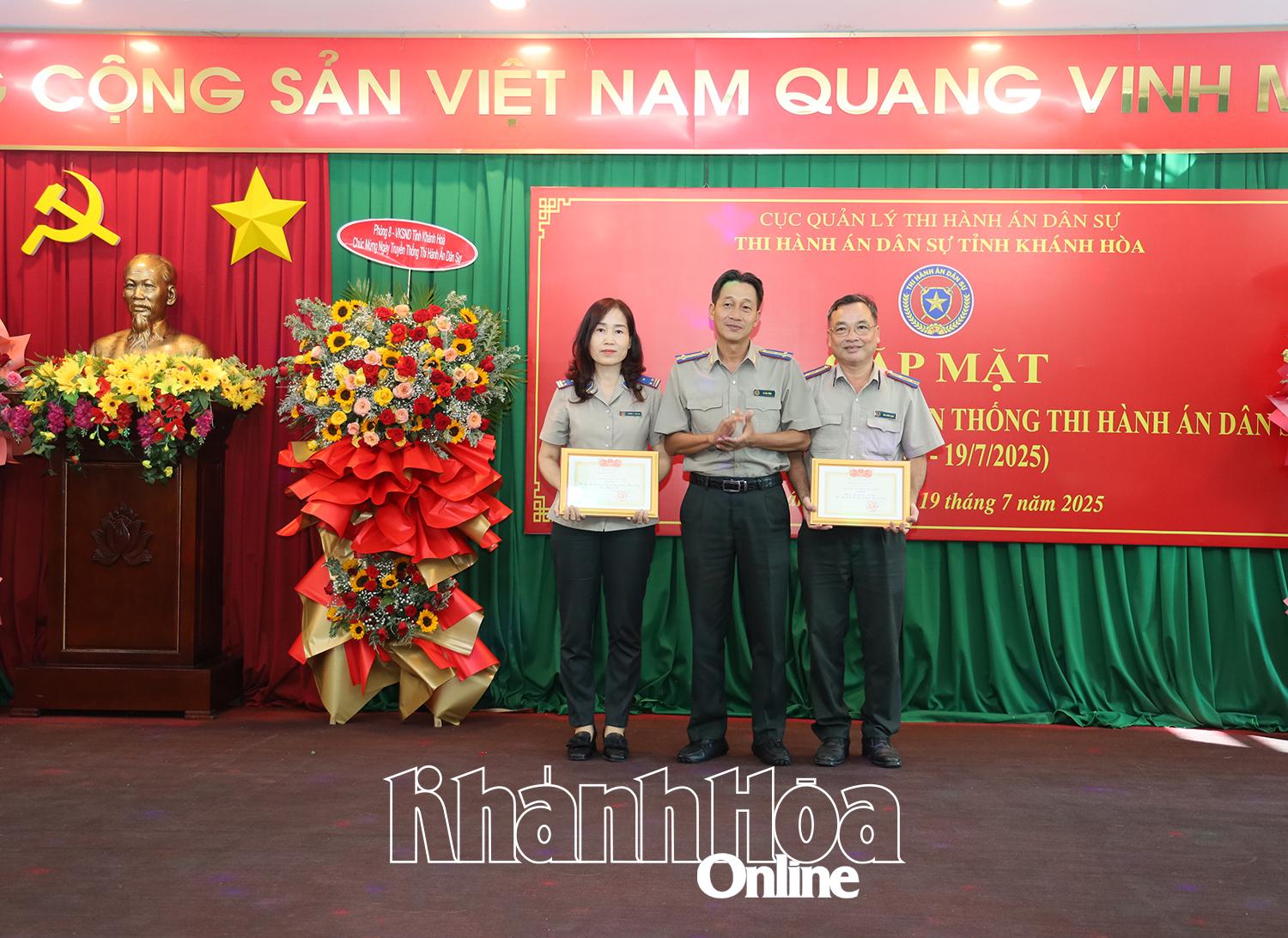 Các tập thể được nhận danh hiệu Tập thể lao động xuất sắc.