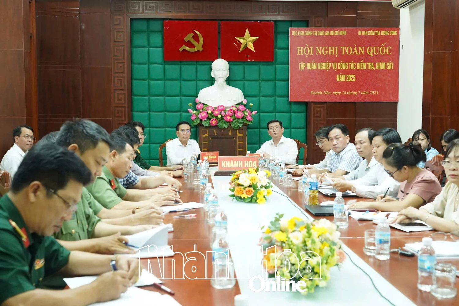 Ông Phạm Xuân Hậu - Phó Bí thư Tỉnh ủy, Chủ tịch UBMTTQ Việt Nam tỉnh; ông Nguyễn Tiến Đức - Ủy viên Ban Thường vụ Tỉnh ủy, Chủ nhiệm Ủy ban Kiểm tra Tỉnh ủy và các đại biểu dự hội nghị tại điểm cầu tỉnh Khánh Hoà.