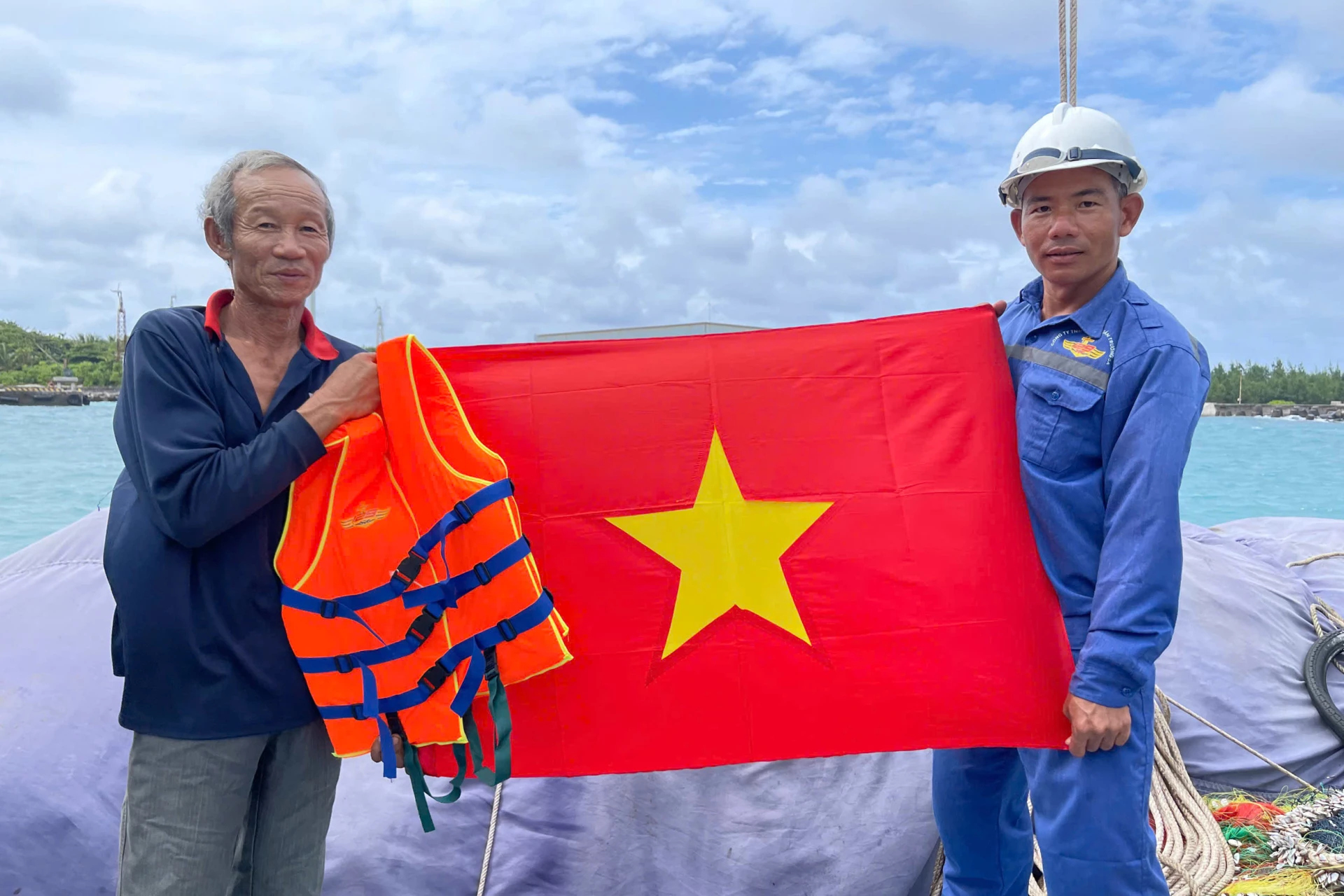 Trung tâm Dịch vụ Hậu cần - Kỹ thuật đảo Trường Sa khắc phục sự cố cho tàu cá tỉnh Gia Lai