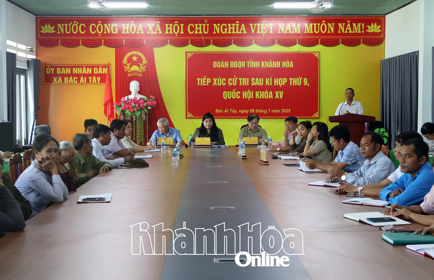 Các đại biểu Quốc hội tỉnh Khánh Hòa và cử tri xã Bác Ái Tây tham dự buổi tiếp xúc cử tri.