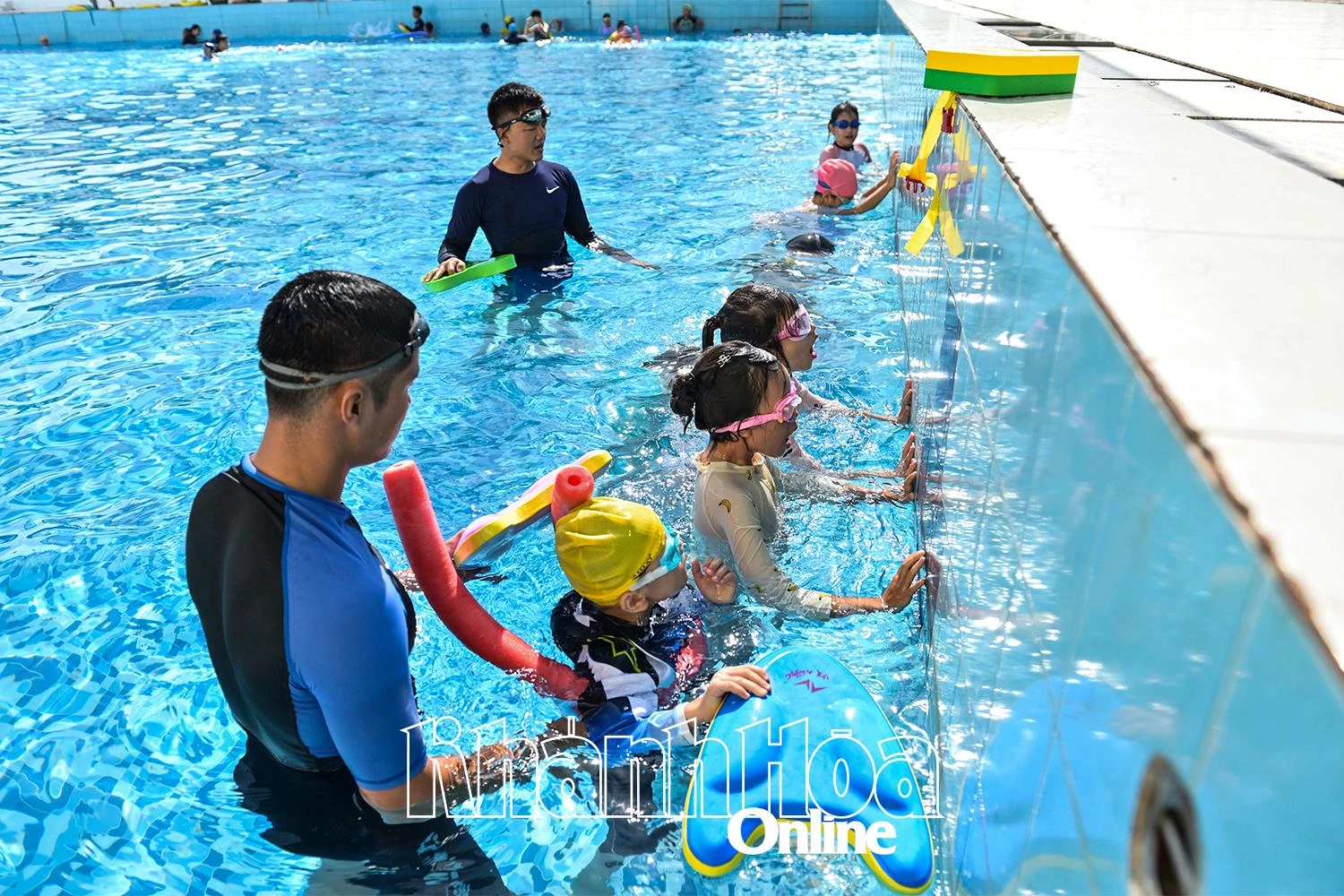 Hướng dẫn các em tập thở nước.
