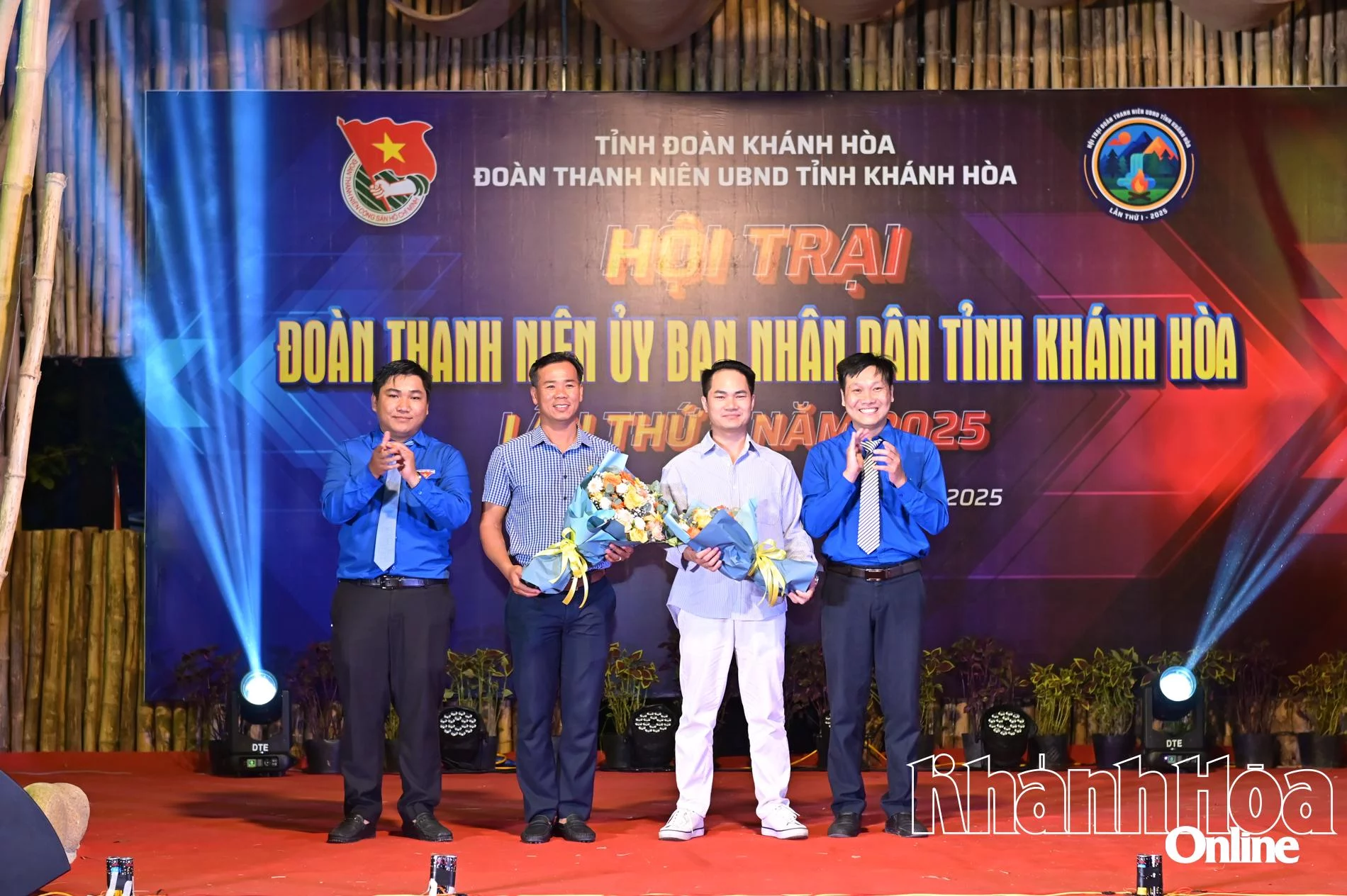 Ban tổ chức hội trại trao hoa tri ân đến các đơn vị đồng hành.