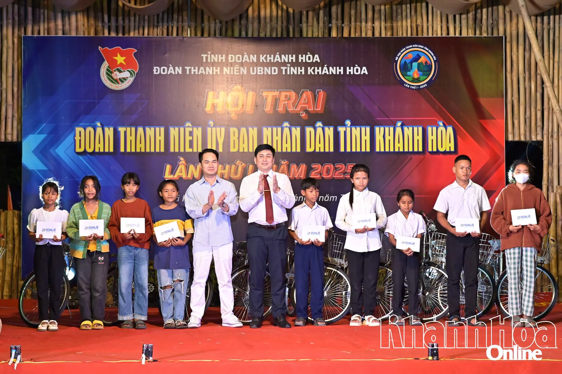 Các đại biểu trao tặng xe đạp và học bổng cho học sinh khó khăn.