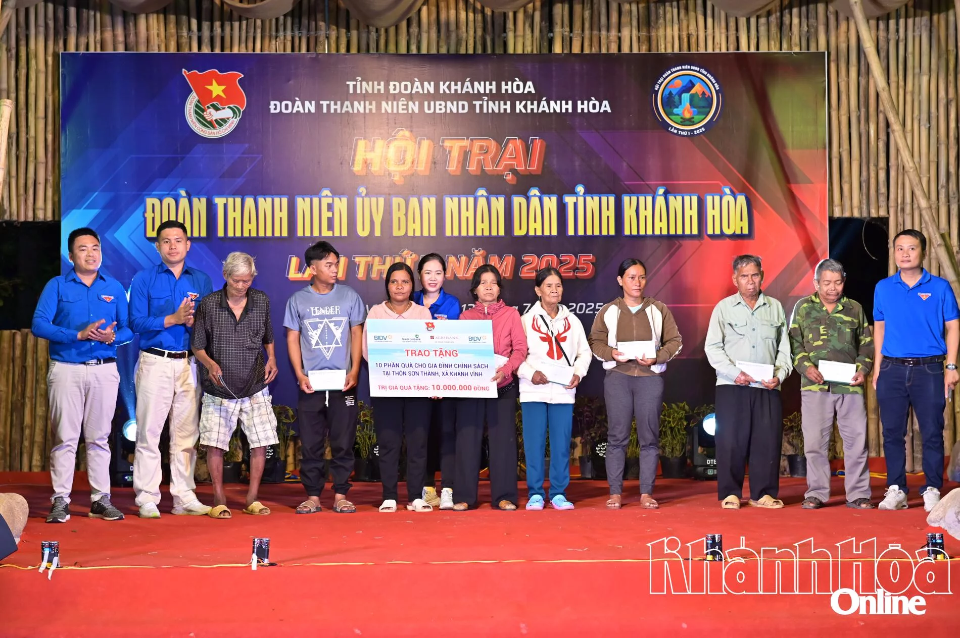 Thanh niên các đơn vị khối ngân hàng trao quà hỗ trợ các gia đình khó khăn.