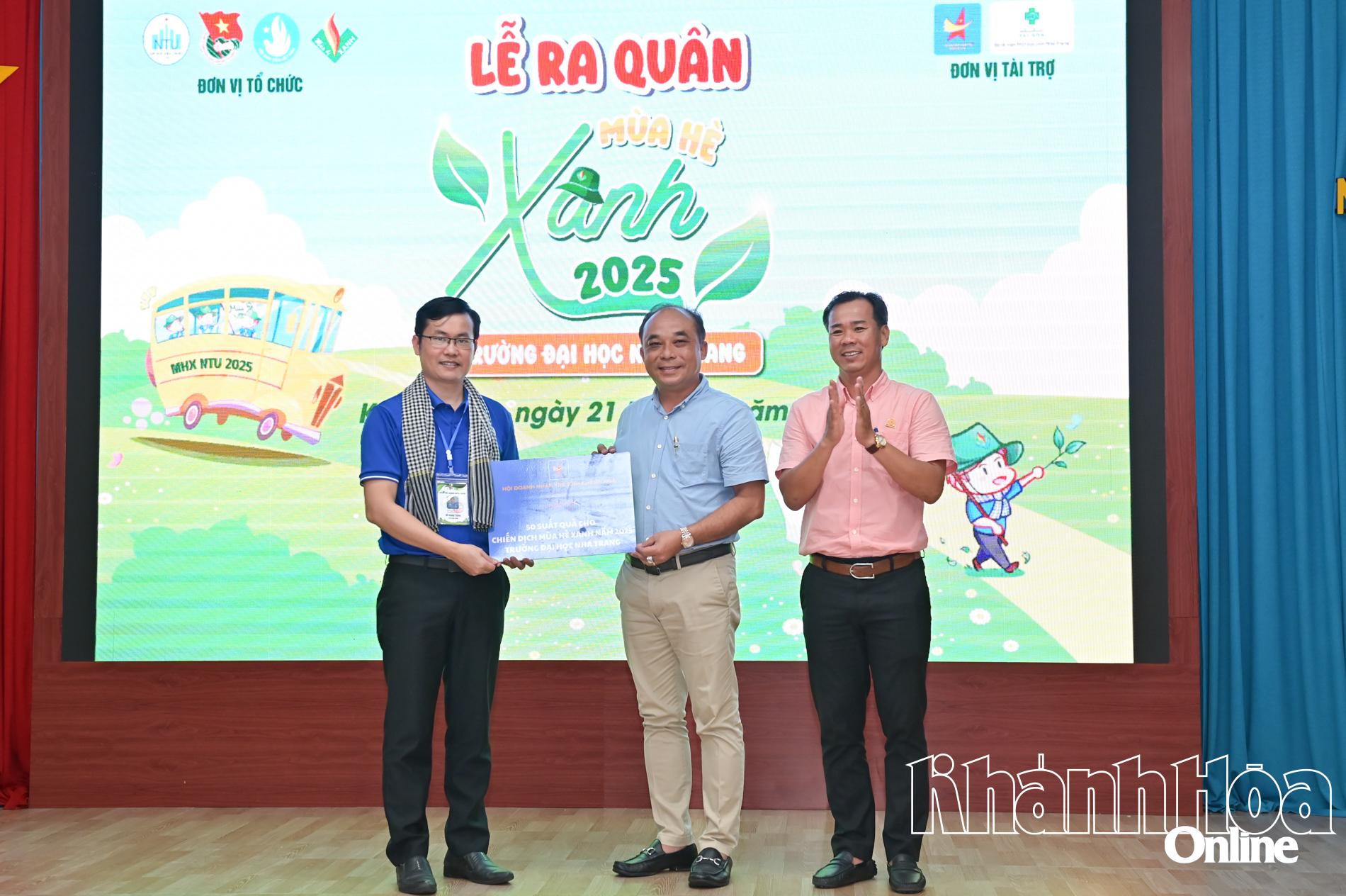 Hội Doanh nhân trẻ Khánh Hòa trao hỗ trợ 50 suất quà cho đội tình nguyện để hỗ trợ cho người dân khó khăn.
