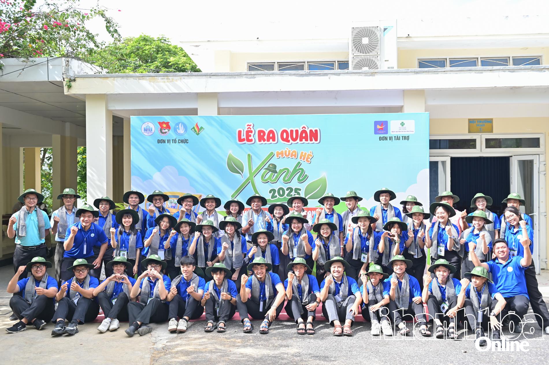 Các đại biểu trao mũ, khăn, thẻ tình nguyện và động viên các chiến sĩ tình nguyện trước khi lên đường thực hiện nhiệm vụ.