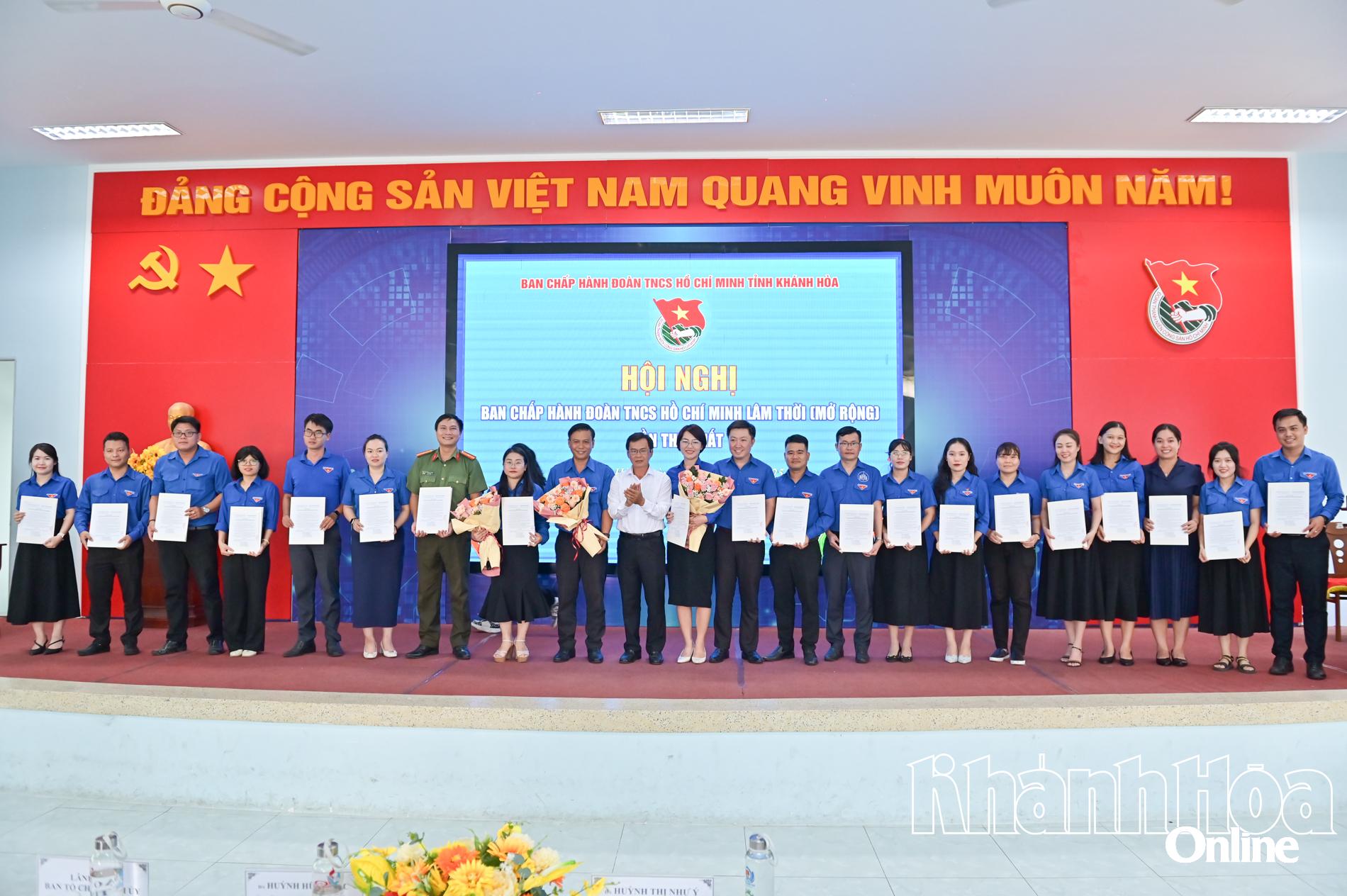 Lãnh đạo Ban Tổ chức Tỉnh ủy trao các quyết định cho các Ủy viên Ban Chấp hành Tỉnh đoàn Khánh Hòa.