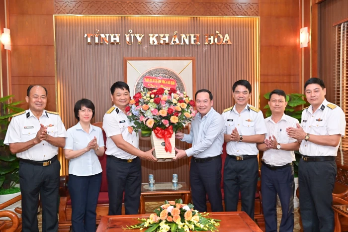 Phó Bí thư Tỉnh ủy Hồ Xuân Trường tiếp, làm việc với Bộ Tư lệnh Vùng 4 Hải quân