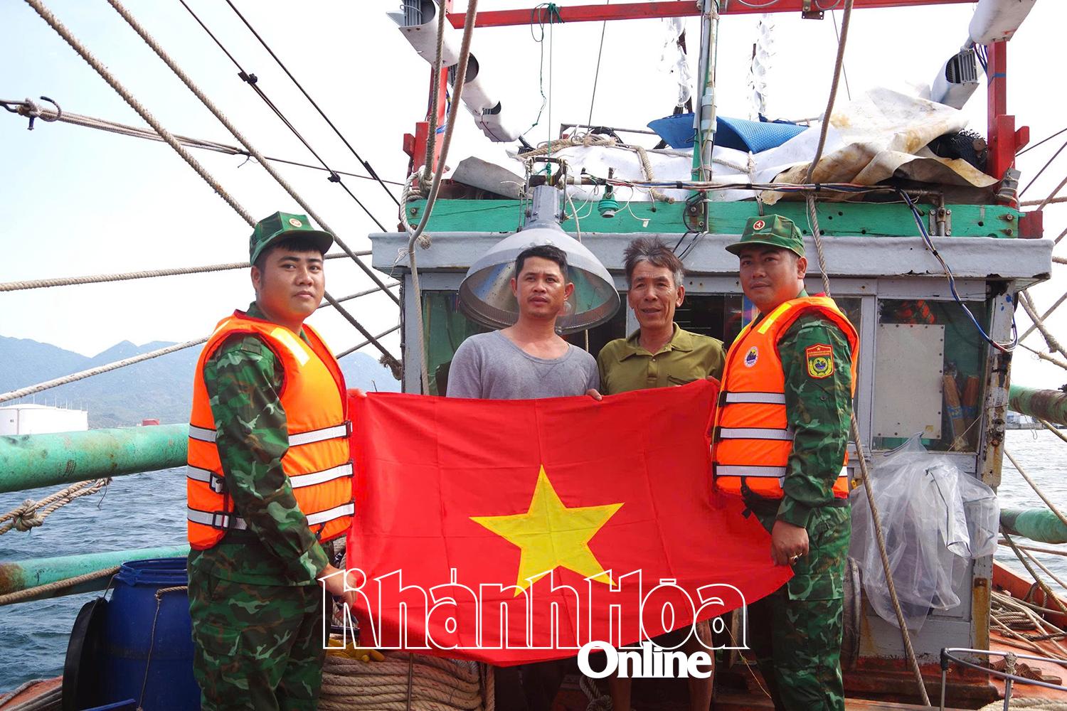 Đồn Biên phòng Cam Ranh tổ chức tuyên truyền, tặng quà, tặng cờ Tổ quốc cho ngư dân đánh bắt xa bờ.
