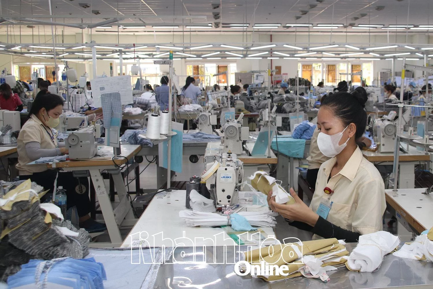 Hoạt động sản xuất tại Xí nghiệp May Khatoco. Ảnh: Đ.LÂM
