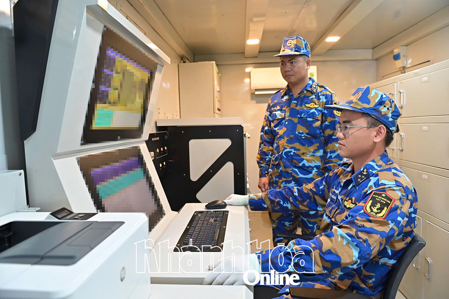 Thao tác kiểm tra đạn tên lửa chiến đấu tại Trạm 44.
